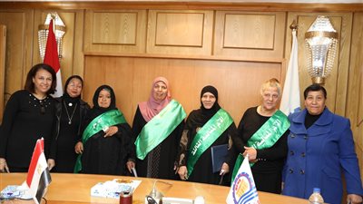 محافظ قنا يكرم الأمهات المثاليات (صور)