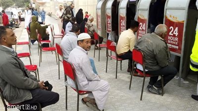 مقاعد للسيدات وكبار السن أمام ماكينات الصراف الآلي بالإسكندرية (صور)