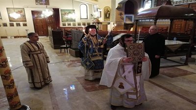 عاجل.. قداس إلهي بالقاهرة رغم قرار تعليق الفعاليات الدينية ( صور)