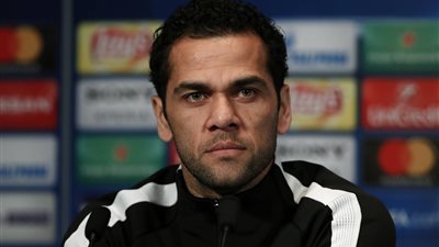 داني ألفيس يشن هجومًا ناريًا على رئيس البرازيل بسبب كورونا