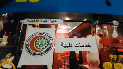 تخصيص حافلات لنقل الأطباء إلى مستشفيات الطوارئ في المنصورة (فيديو)