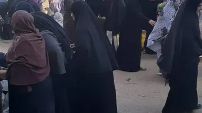 رغم قرار التعطيل .. إقامة سوق 