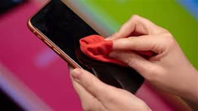 خبير جلدية: الموبايلات تنقل الكورونا