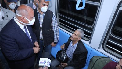قبل تفعيل الحظر.. وزير النقل في محطات المترو والسكة الحديد