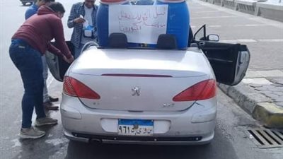 سكندري يخصص سيارته لغسل أيادي المواطنين 