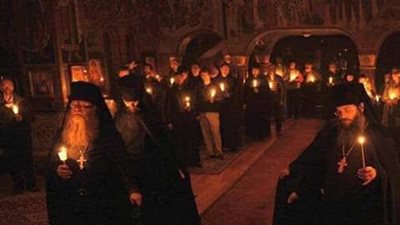 رهبان أديرة جبل آثوس باليونان يصلون من أجل حماية العالم