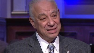 أستاذ أمراض صدرية: فيروس كورونا لا يدخل من الشعر أو الجلد