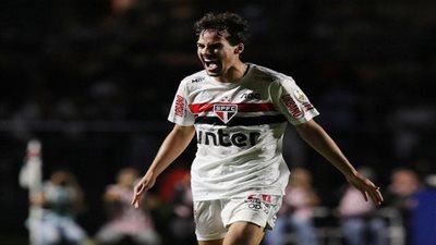 ريال مدريد وبرشلونة يقاتلون من أجل ضم