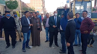 بالكمامة.. نائب محافظ الجيزة يتفقد مدينة العياط لمتابعة أعمال الرصف