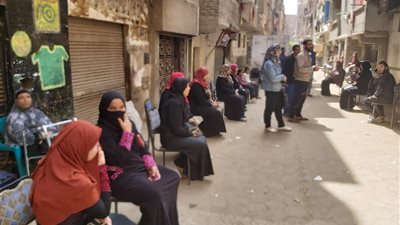 بمسافة مترين.. محافظة الجيزة توفر كراسٍ لعملاء شركة اتصالات لمنع تفشي كورونا