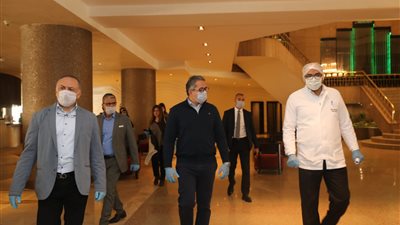 العناني من أمام الهرم الأكبر: لا مساس بحقوق العاملين في القطاع السياحي 