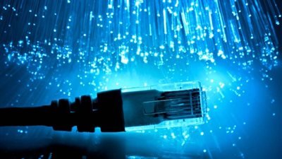 وزير الاتصالات يفجر مفاجأة حول سبب بطء الإنترنت في مصر