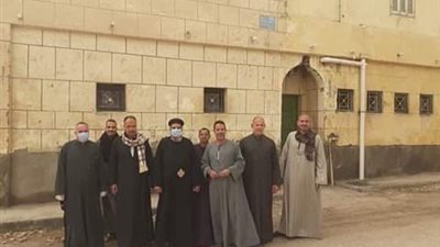 حملة كنسية يقودها كاهن لتعقيم المساجد في أسيوط (صور)