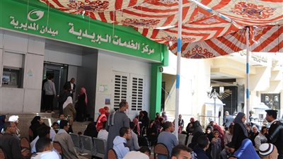 أهالي قنا يستقبلون أصحاب المعاشات بالسرادقات والمقاعد (صور)