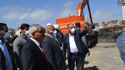 النقل: 3 عائمات بأوناش لانتشال المخلفات بالمحطة متعددة الأغراض بميناء الإسكندرية