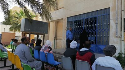 توافد المواطنين على صرف المعاشات بمدن البحر الأحمر (صور)