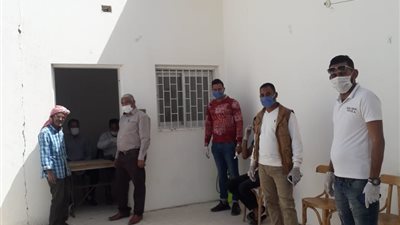 رئيس مدينة سفاجا يتابع صرف المعاشات لكبار السن (صور) 