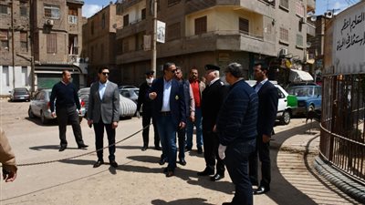 محافظ الفيوم يتفقد مكاتب البريد ومنافذ صرف المعاشات بالمدارس