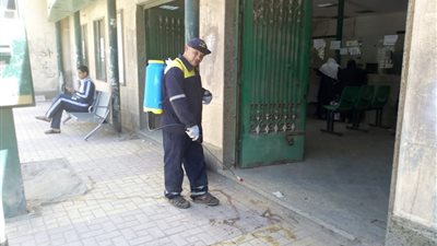 عمال النظافة يدشنون مبادرة لتعقيم مكاتب البريد بالإسكندرية (صور)