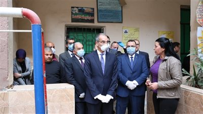 وزير الاتصالات يتابع صرف معاشات شهر أبريل بالمدارس ومراكز البريد