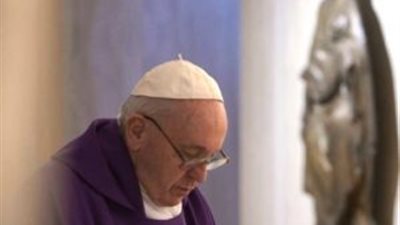 بابا الفاتيكان يصلي من أجل المشردين والمتألمين 