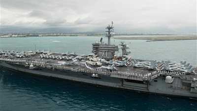 البنتاجون يقرر عزل قائد حاملة الطائرات 