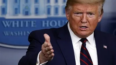 الرئيس الأمريكي: نعمل على إنتاج 100 ألف جهاز تنفس صناعي