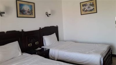 عائد من أمريكا يروي رحلته حتى الحجر الصحي بمرسى علم (صور)