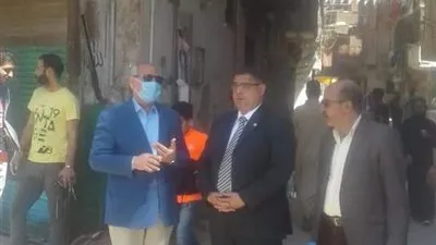نائب محافظ القاهرة يتابع إزالة سور سوق الخميس 