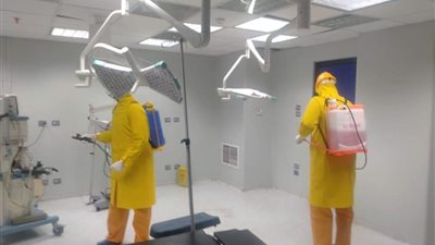 تعقيم وتطهير مستشفى المطرية وأماكن العزل لمجابهة فيروس كورونا بالدقهلية