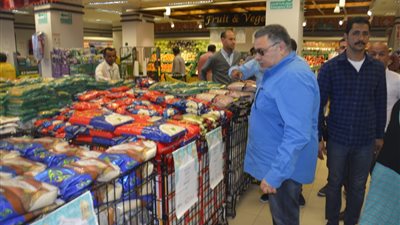 السلع متوافرة بأسعار طبيعية.. مواطنون وسائحون يشكرون محافظ البحر الأحمر أثناء تفقده الشواطئ والأسواق بالغردقة 