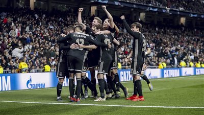 نجم أياكس يُعلق على اهتمام ريال مدريد بضمه