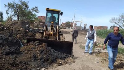 حملة لتطهير الترع والمصارف بكفر الشيخ (صور)
