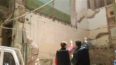لجنة المنشآت الآيلة للسقوط تعاين منزل دمنهور المتصدع (صور)