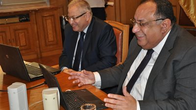 رئيس جامعة حلوان يجتمع مع رؤساء الاتحادات الطلابية بالجامعة أون لاين