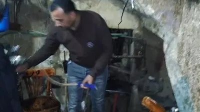 دماغ عالية.. ضبط مقهى لشرب الشيشة بجوار سلم عمارة بالجيزة (صور)