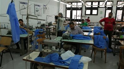 تصنيع الملابس الوقائية لأطباء مستشفيات الحجر الصحي بجامعة حلوان