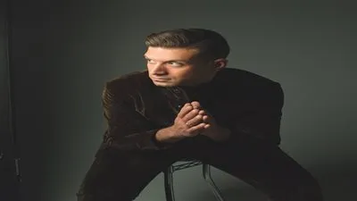 من المثلية إلى التشبه بالنساء.. كيف يتصدر حفيد عمر الشريف 