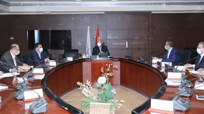 وزير النقل يبحث مستجدات تأهيل خط سكة حديد 
