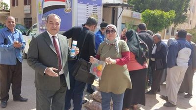 القوات المسلحة تدفع بكميات من المواد الغذائية مخفضة الأسعار في الفيوم 