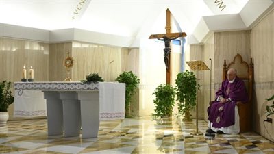 البابا فرنسيس يصلّي من أجل الأبرياء المضطهدين