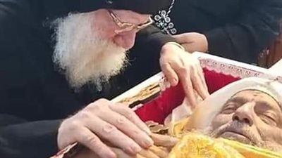 البابا تواضروس يُعزي اسرة كاهن بني مزار 