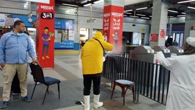 تطهير وتعقيم سلالم وحوائط وماكينات التذاكر بمحطات مترو الجيزة