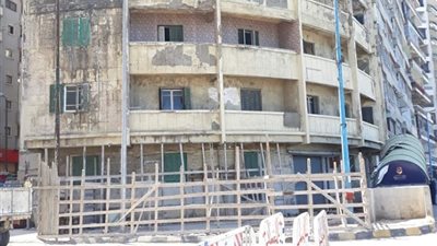 رئيس حي المنتزة بالإسكندرية يكشف تفاصيل انهيار أجزاء من عقار ميامي (صور)