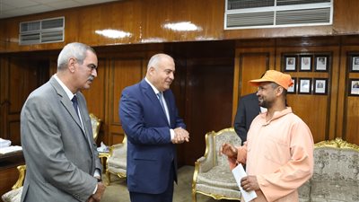 محافظ قنا يكرم عامل نظافة لإخلاصه في العمل   