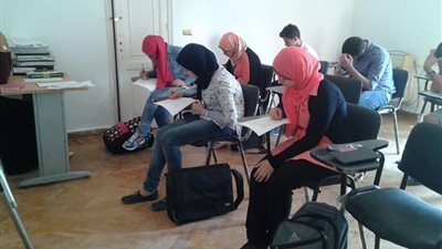 متحدين الدعوات المغرضة.. طلاب أولى ثانوي يؤدون امتحان الجغرافيا إلكترونيًا