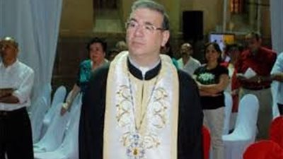 كاهن كاثوليكي يطلق مبادرة لتوزيع أدوات التعقيم على عمال النظافة