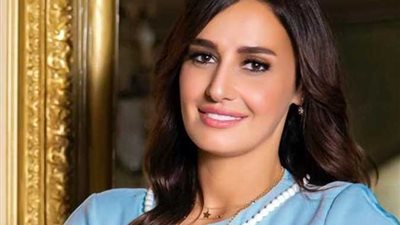 شاهد.. حلا شيحة بالحجاب مع ابنها