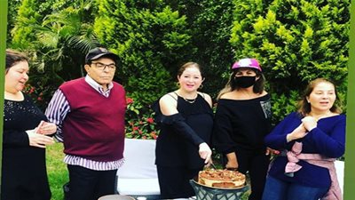 بكمامة.. بوسي شلبي وسمير صبري يحتفلان بعيد ميلاد مي نور الشريف 