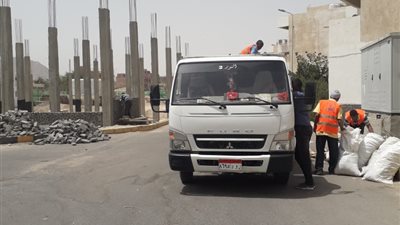 رئيسة مدينة سفاجا تتابع أعمال النظافة بمنطقتي الثلاجة والأشغال العسكرية (صور)